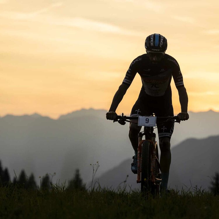 CIclista al tramonto delle dolomiti del Primiero