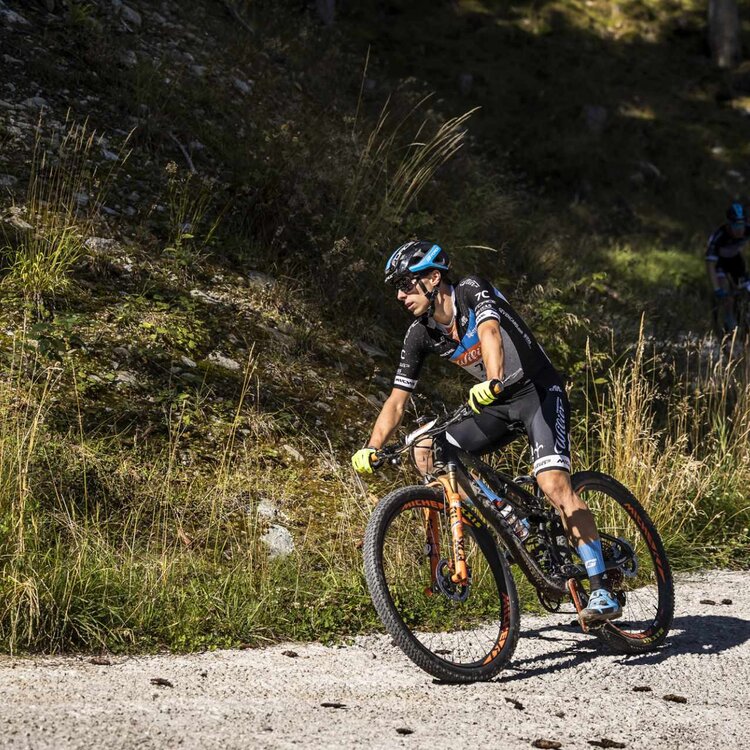 Un ciclista scende un un sentiero di montagna