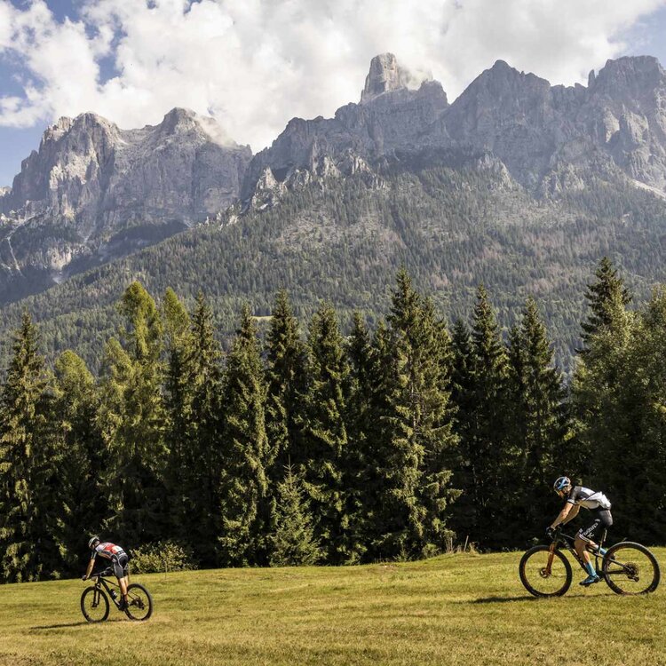 Le dolomiti come scenario della tua vacanza bike in trentino