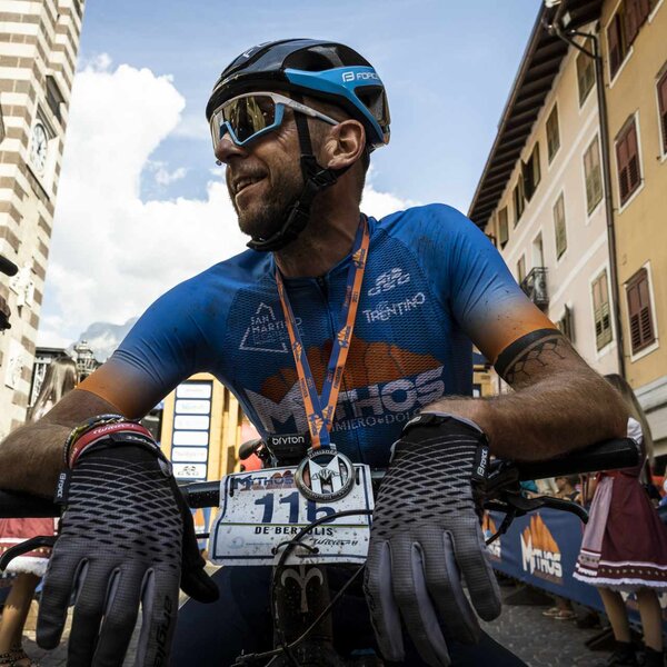Biker partecipa ad una gara in primiero
