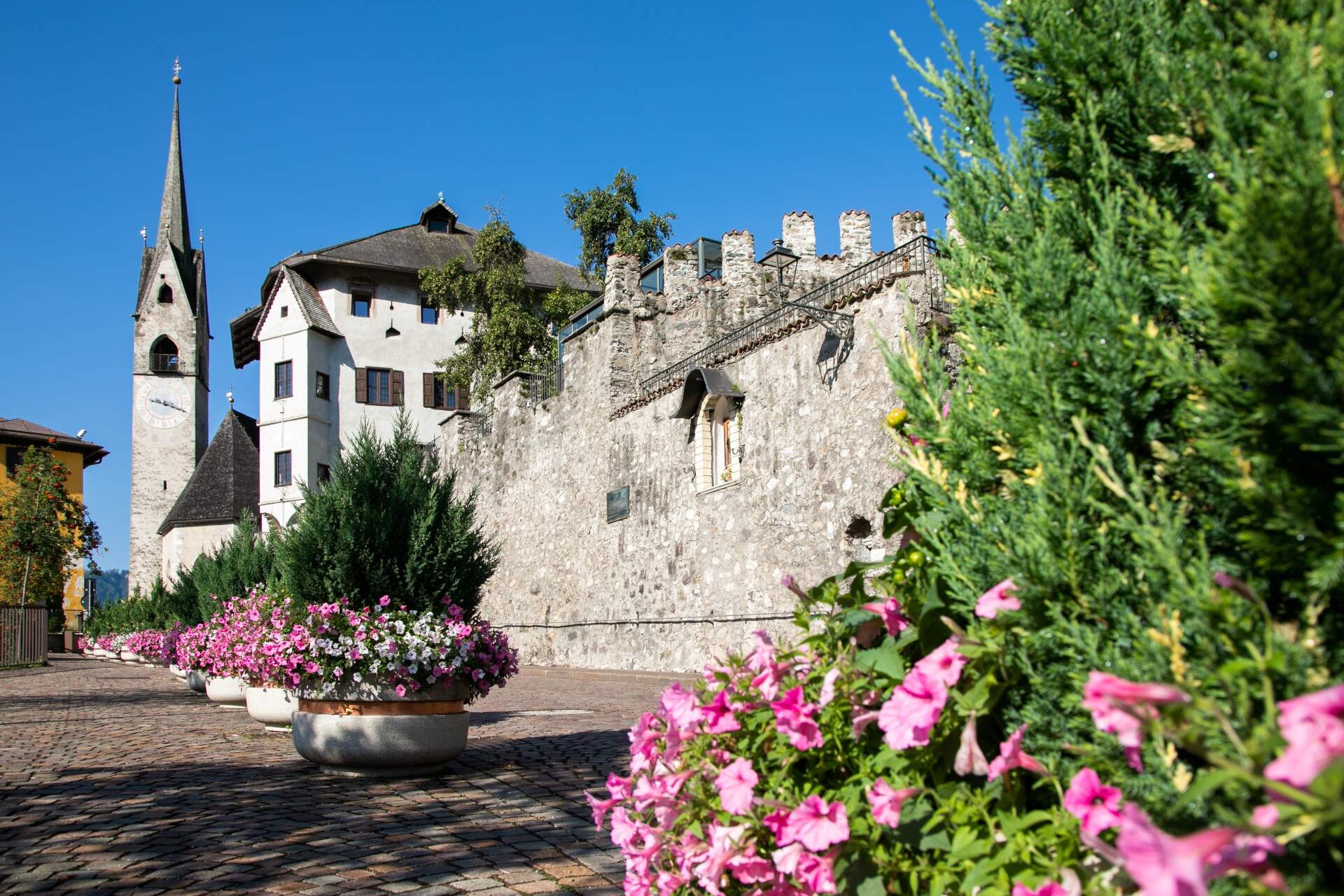 Chiesa e mura a Fiera di Primiero in Trentino