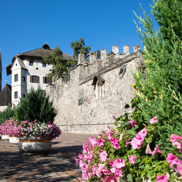 Chiesa e mura a Fiera di Primiero in Trentino