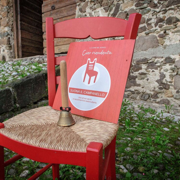 Sedia rossa a Mezzano