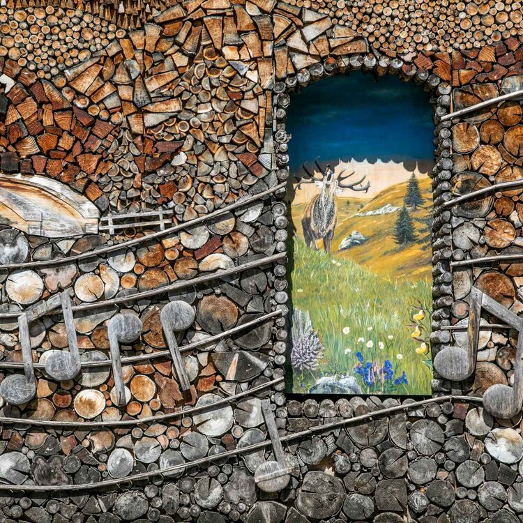 Catasta di legna artistica a Mezzano