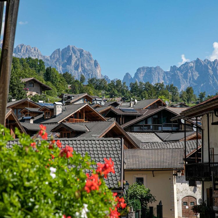 Paese di mezzano circondato da montagne