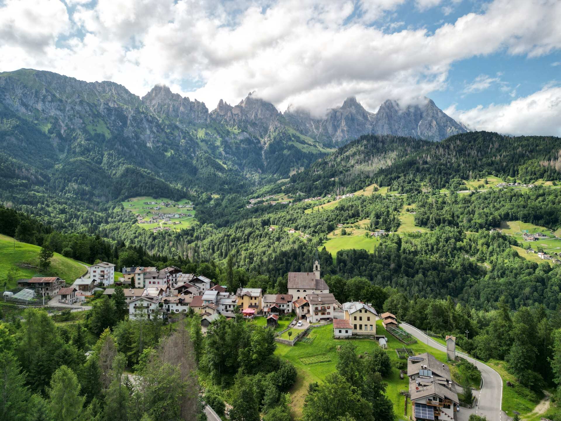 Paese di Sagron Mis circondato da natura