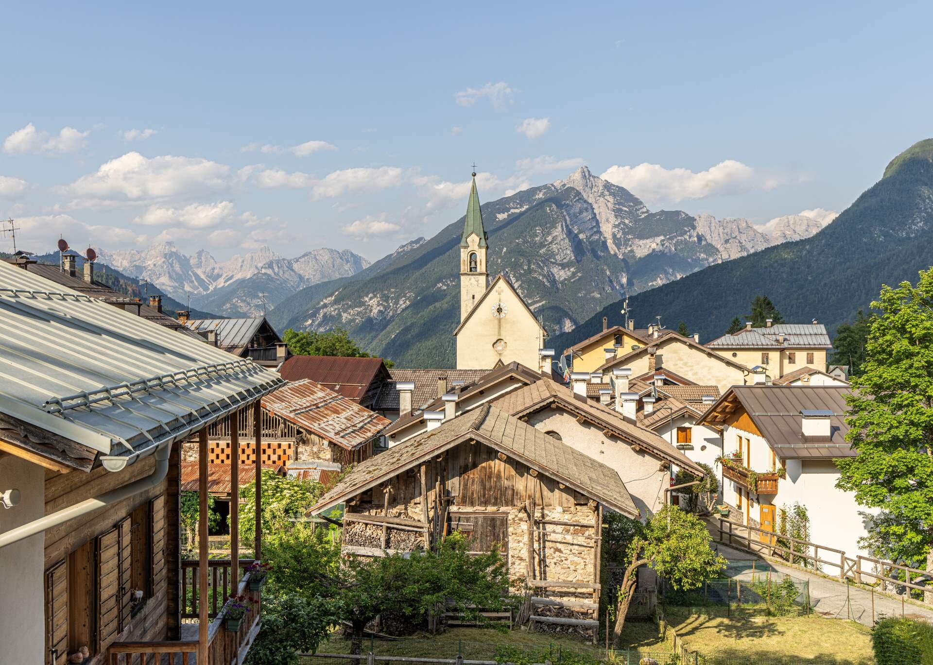 Il paese di Sagron Mis circondato da montagne