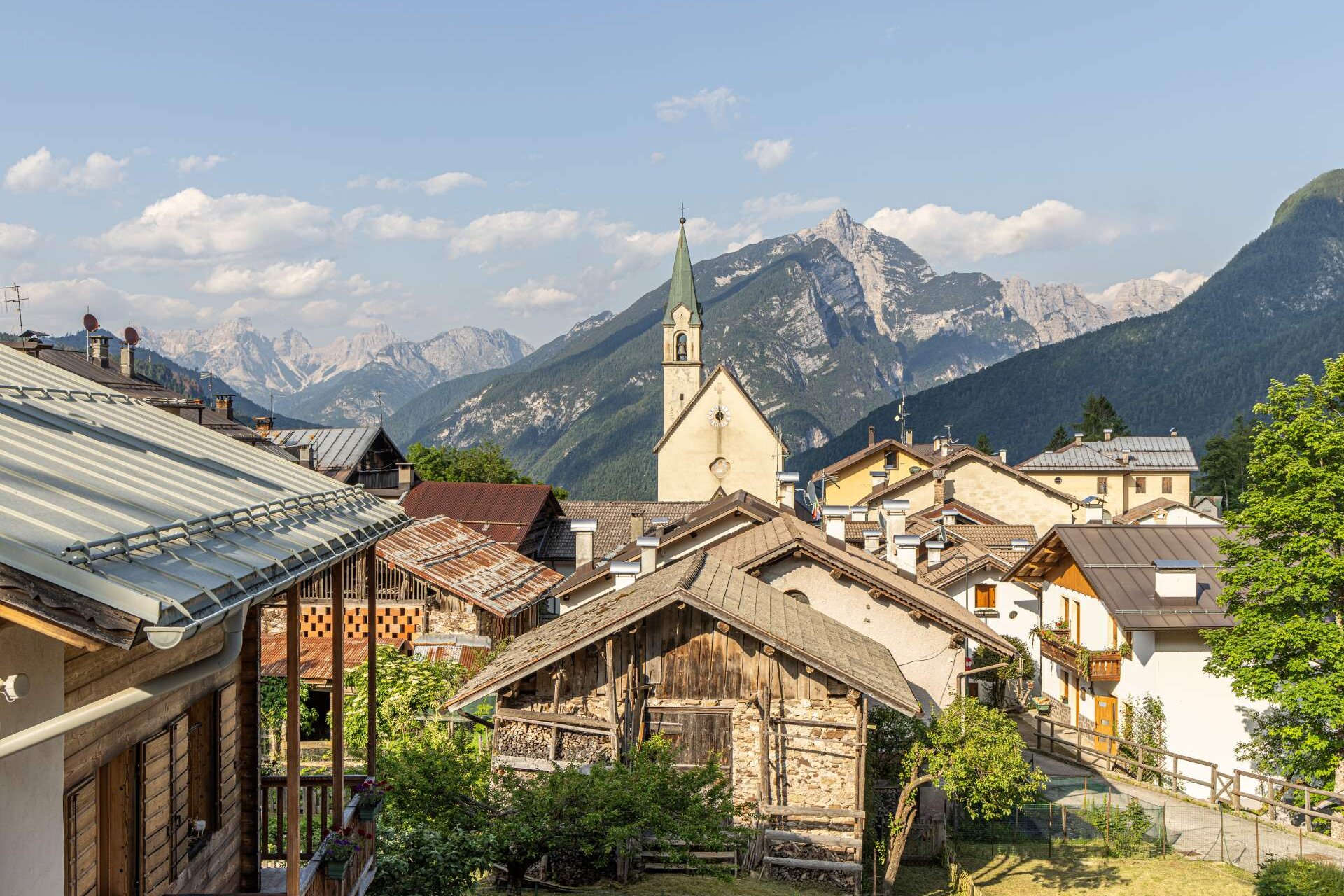 Il paese di Sagron Mis circondato da montagne