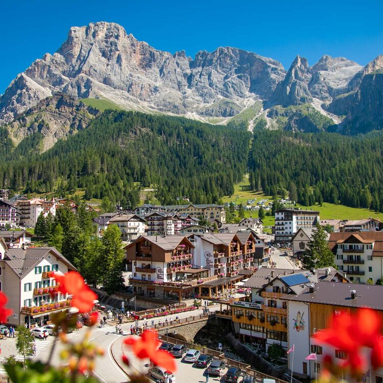Paese di San Martino di Castrozza e paesaggio
