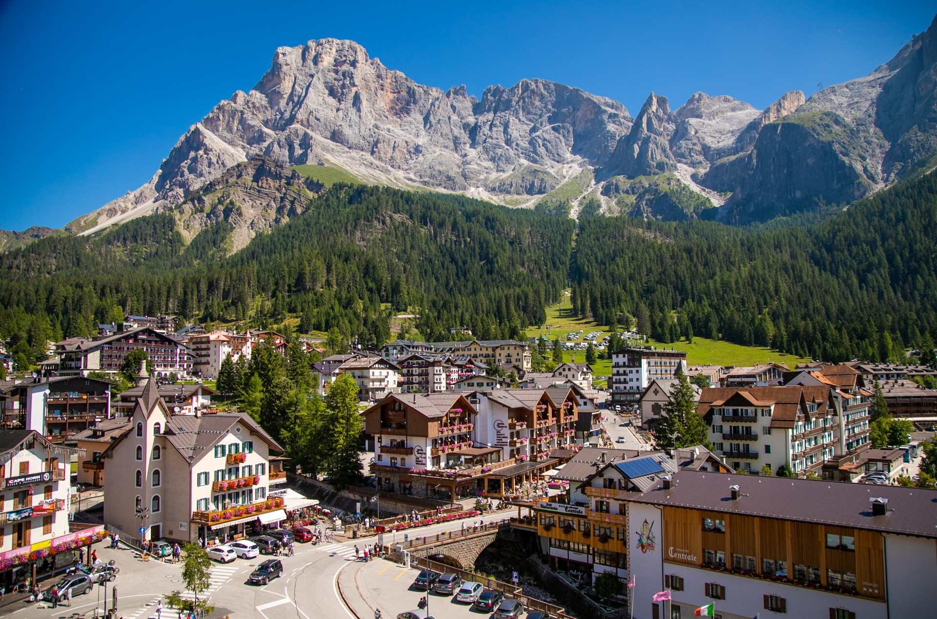 Paese di San Martino di Castrozza e paesaggio