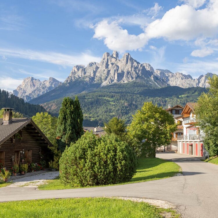 Paese di Transacqua con lo sfondo delle dolomiti