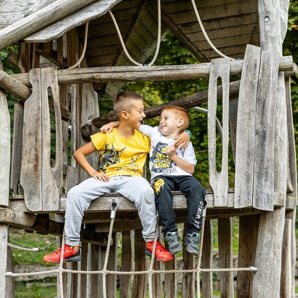 Bambini giocano al parco vallombrosa di primiero