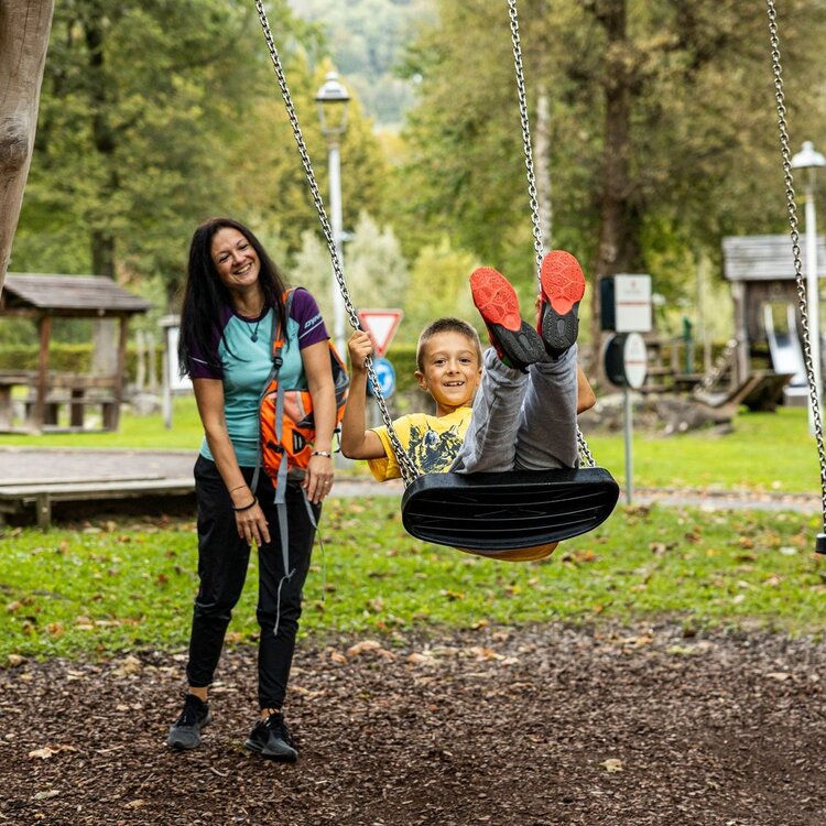 Bambini giocano al parco vallombrosa di primiero