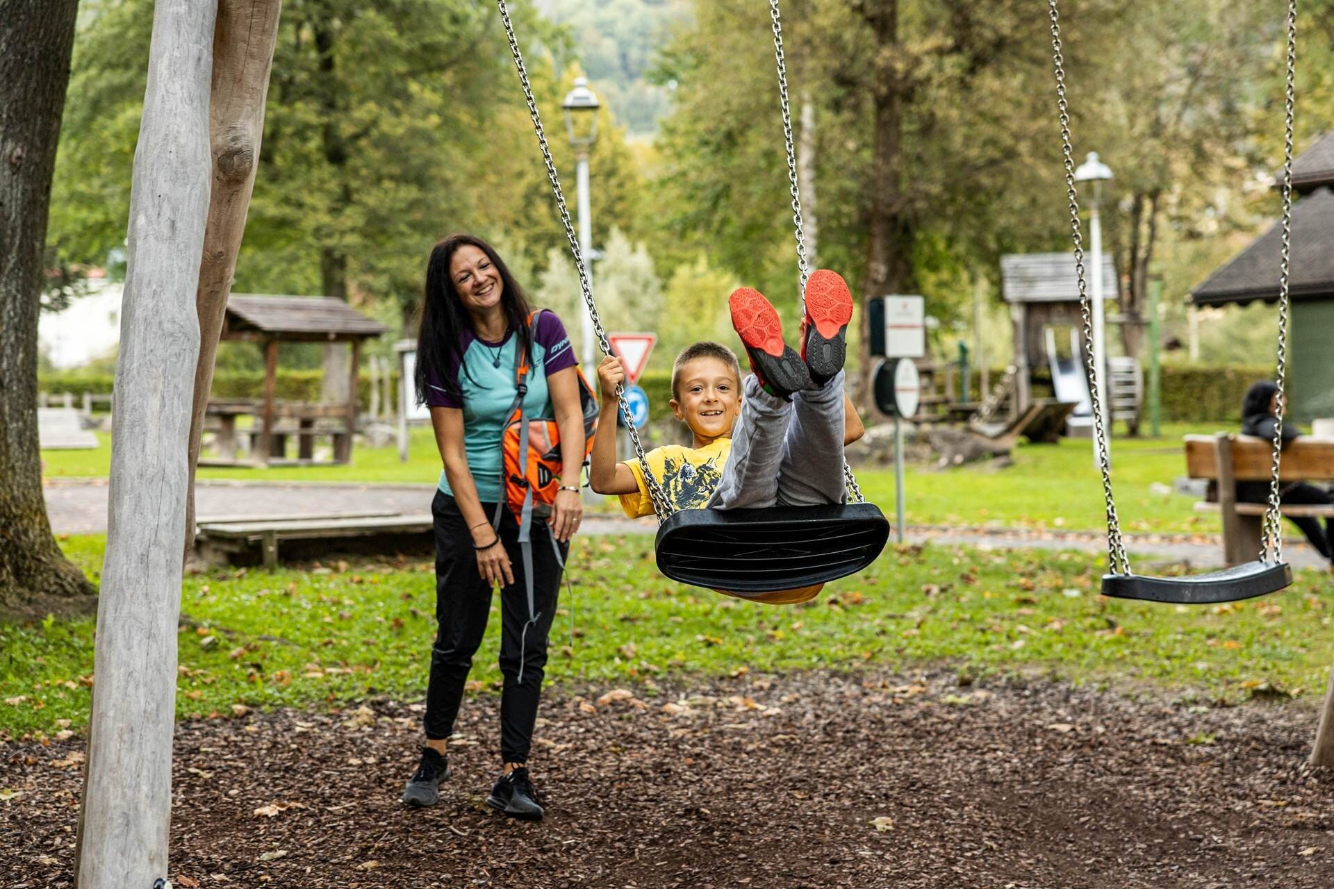 Bambini giocano al parco vallombrosa di primiero