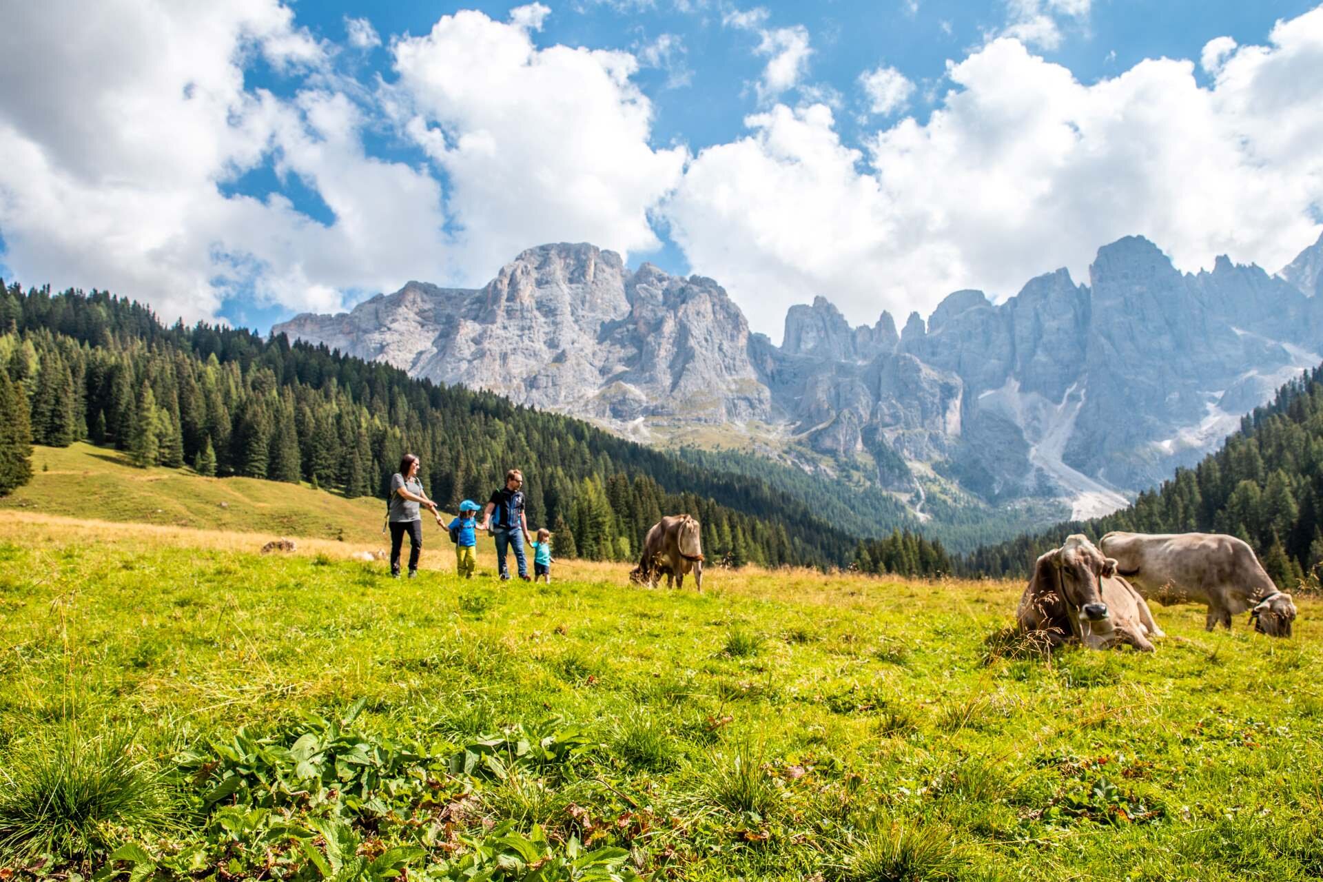 Famiglia in vacanza sulle dolomiti