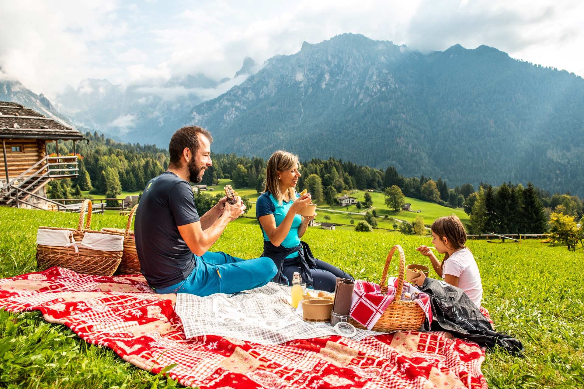 Pic nic in famiblia sulle dolomiti in Primiero