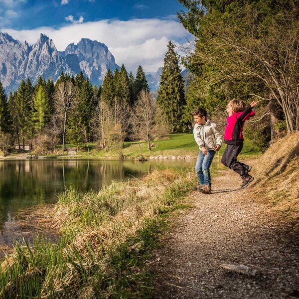 Due bambini guardano un lago in val canli