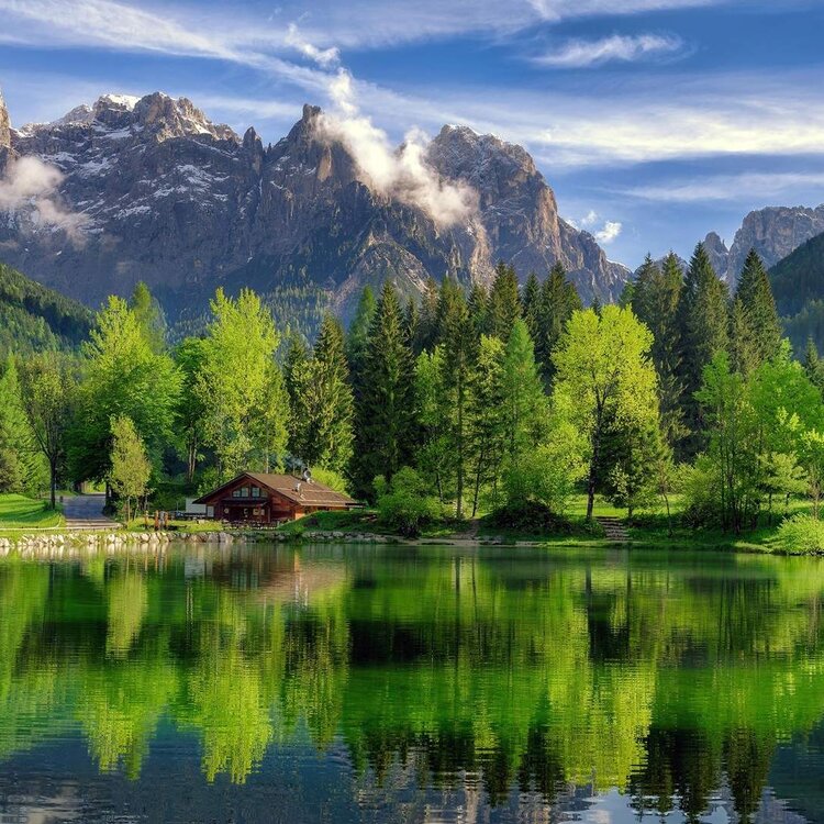 Paesaggio incantevole del lago welsperg in trentino