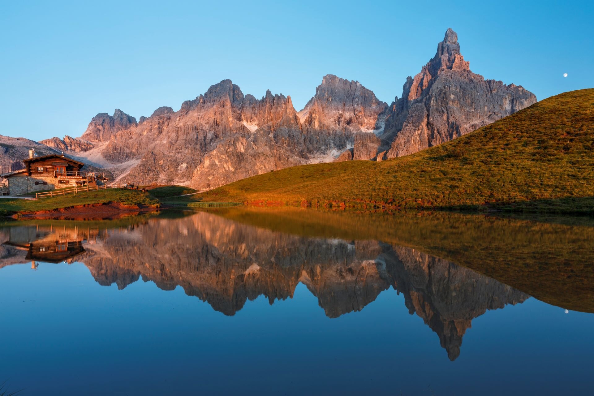 Lago e baita segantini in Trentino