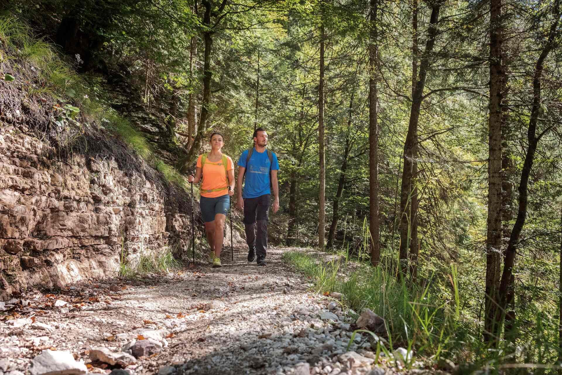 Coppia esplora il ponte sospeso 