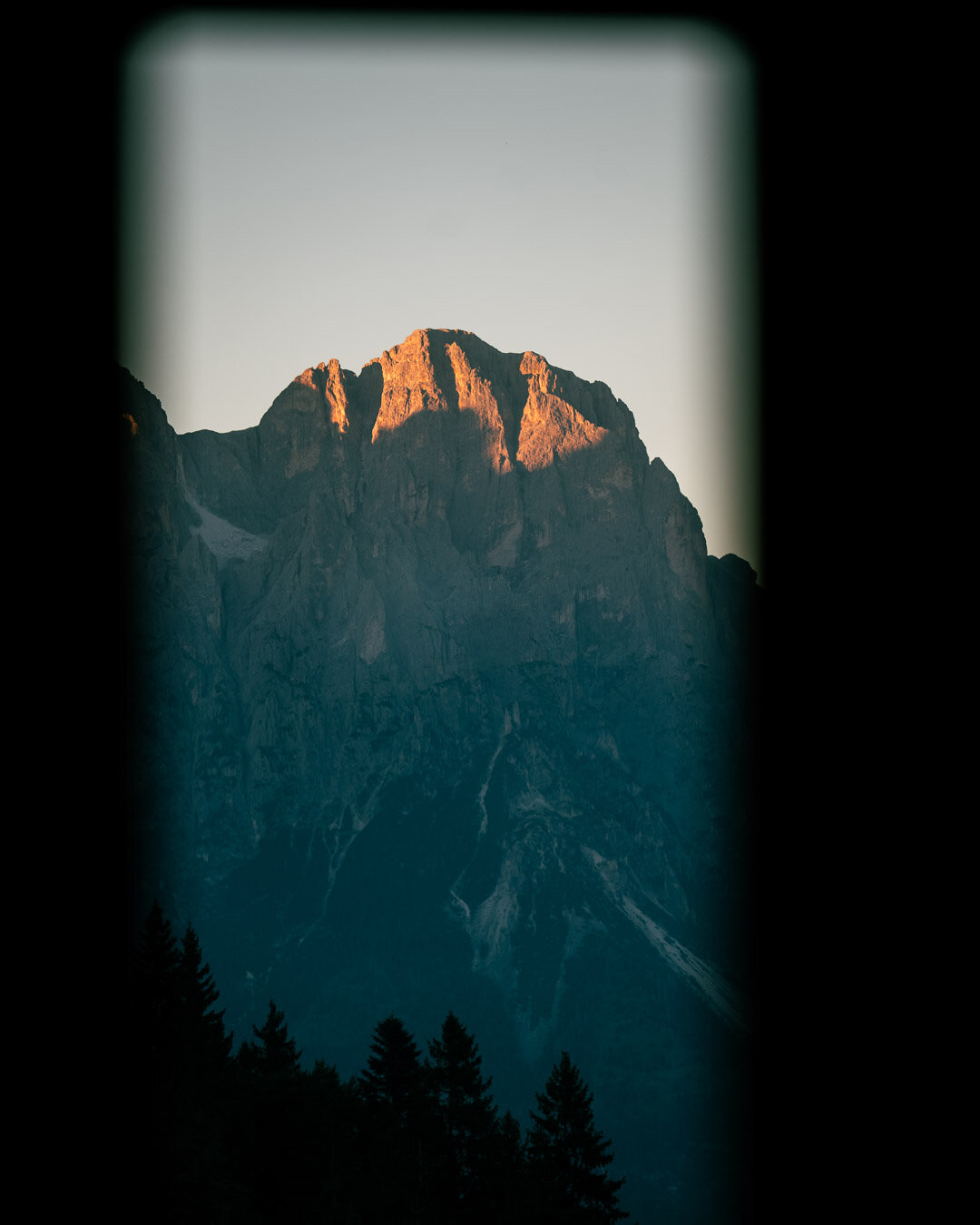 Le Dolomiti dalla finestra di un rifugio alpino in Primiero