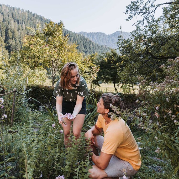 Amiche si rilassano in montagna nel Primiero