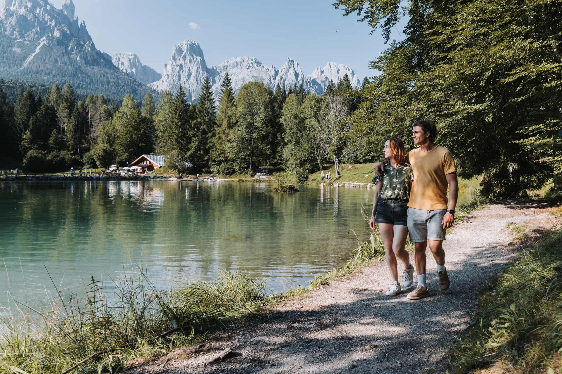 Una copia passeggia intorno ad un lago