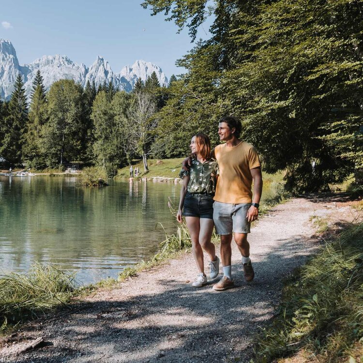 Una copia passeggia intorno ad un lago