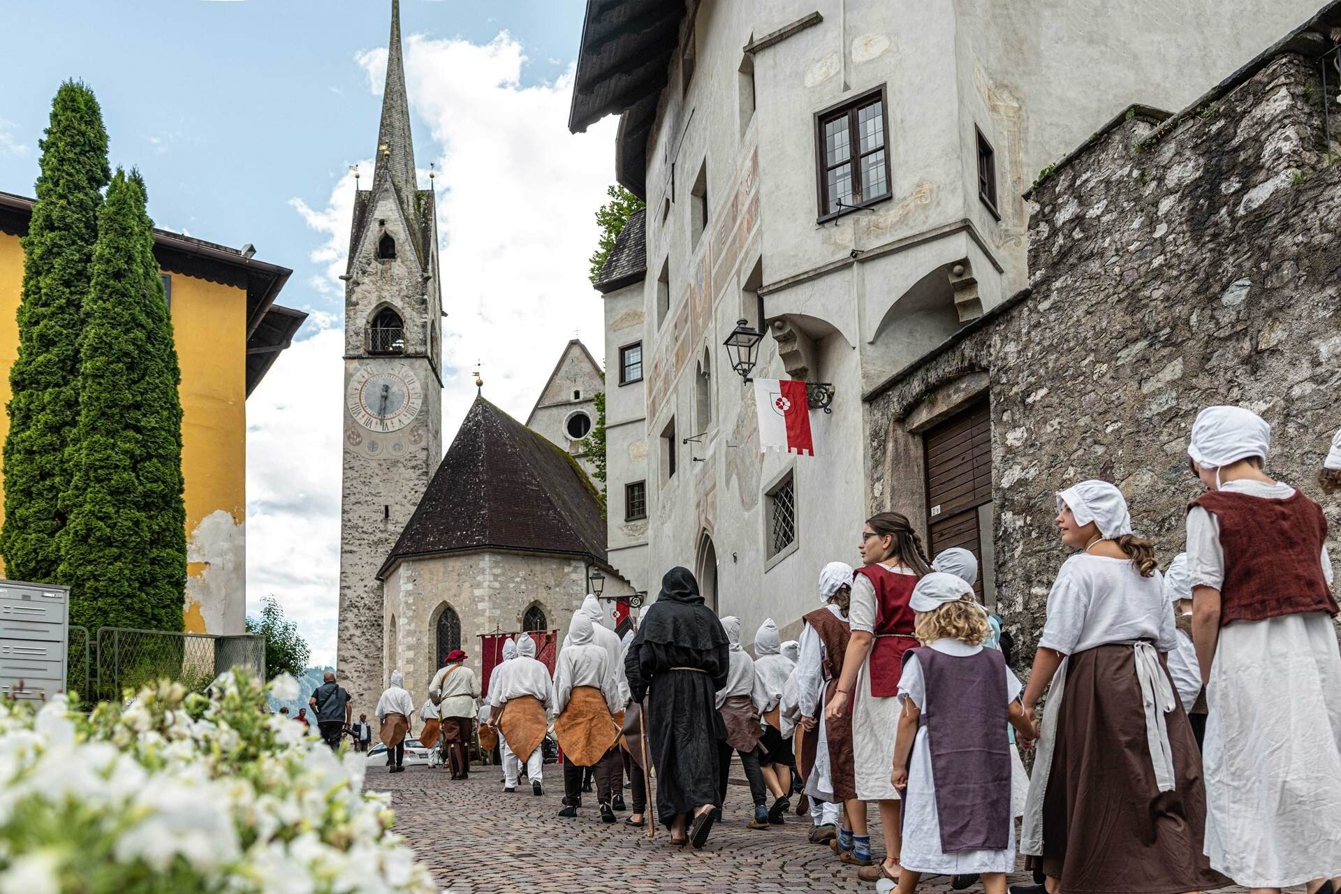 Sfilata con vestiti tradizionali