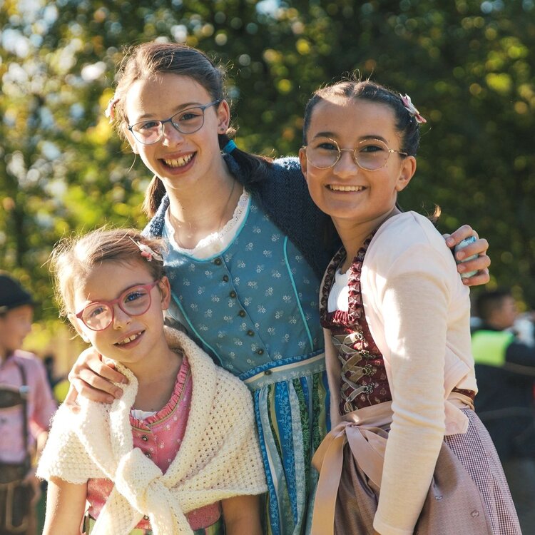 Tre sorelle vestite in modo tradzionale alla desmontegada a san martino di castrozza