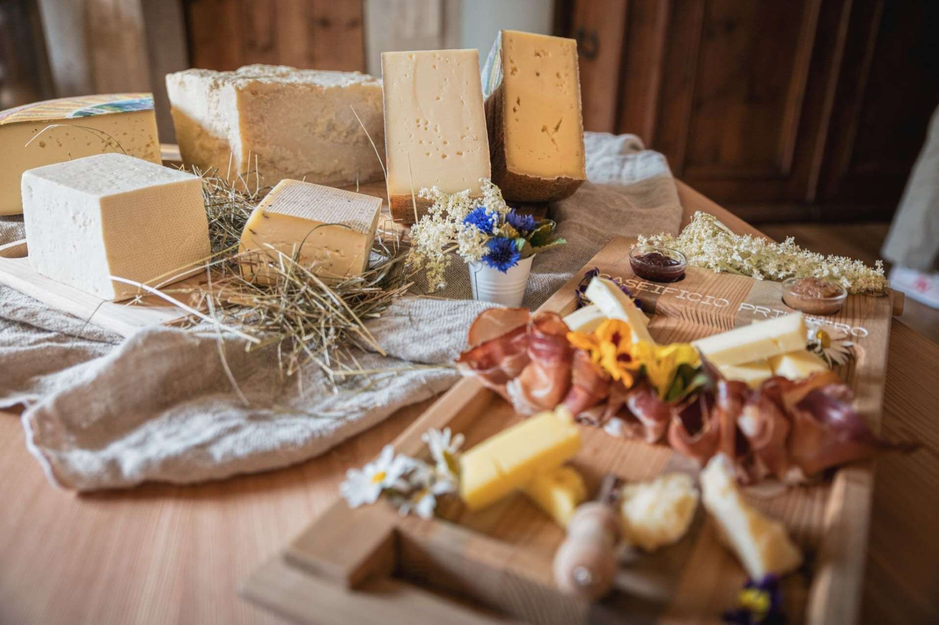 Degustazione di formaggie salumi a Palazzo Scopoli, Tonadico