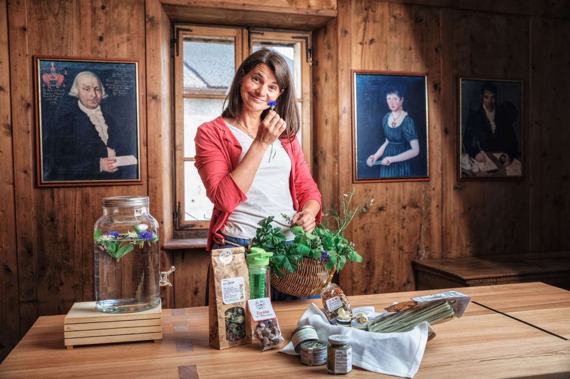 Una signora mostra le erbe selvatiche tipiche della montagna