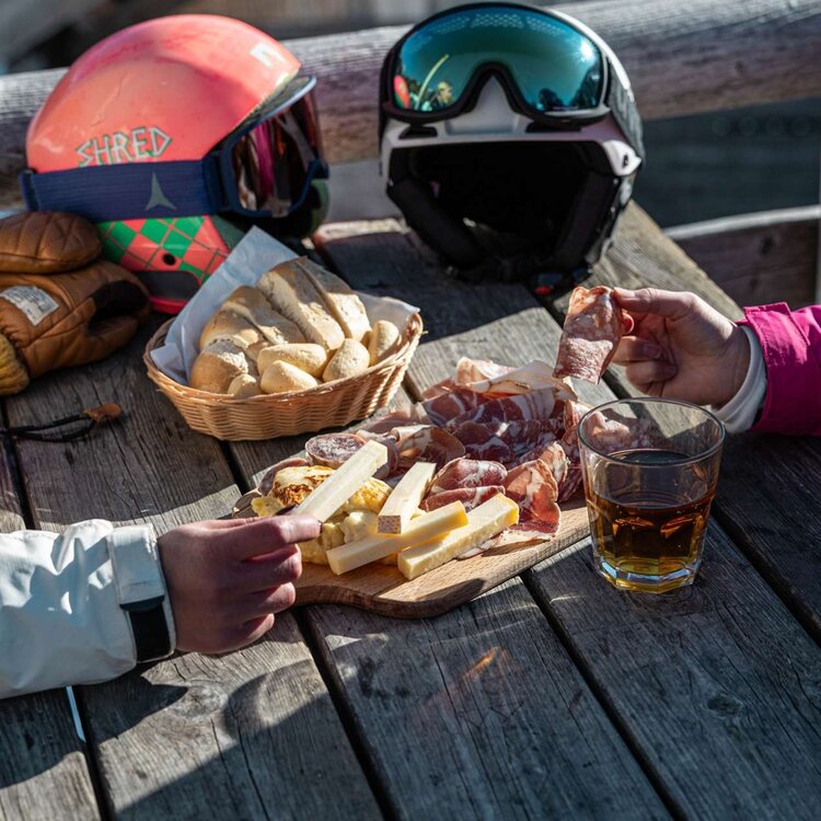 Prodotti tipici alpini durante un evento in rifugio