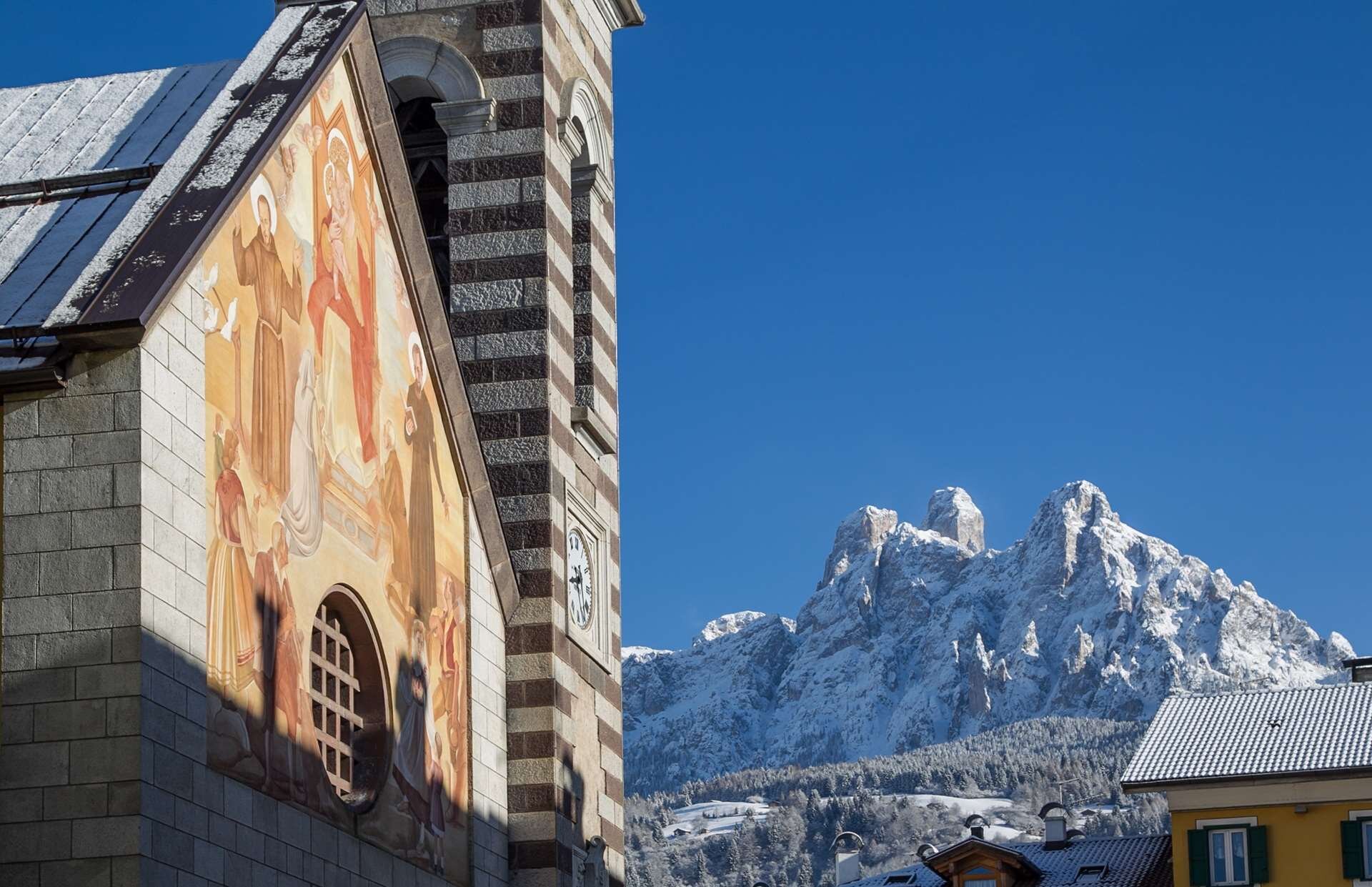 Chiesa a Fiera di Primiero in inverno