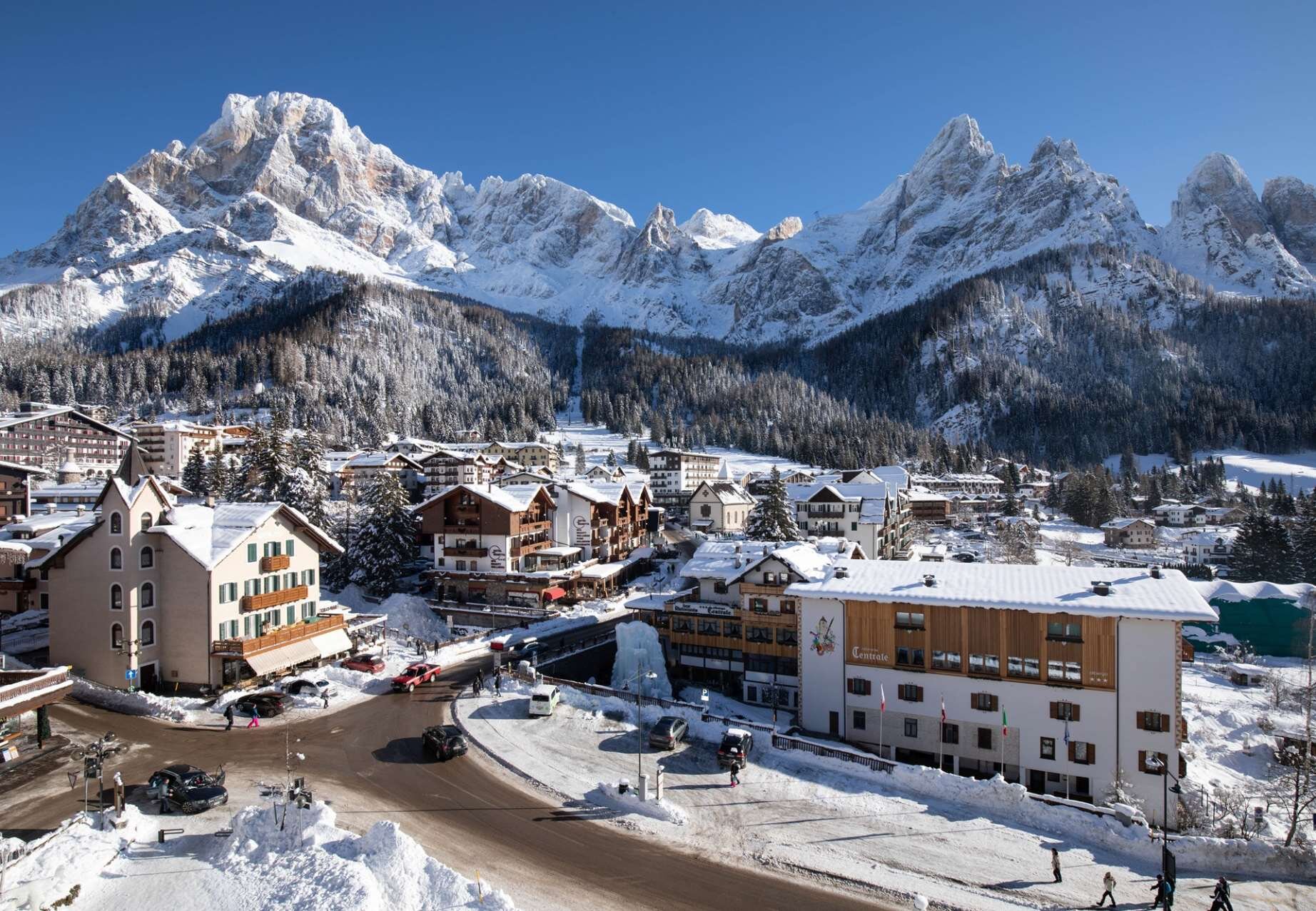 Paese di San Martino di Castrozza con neve