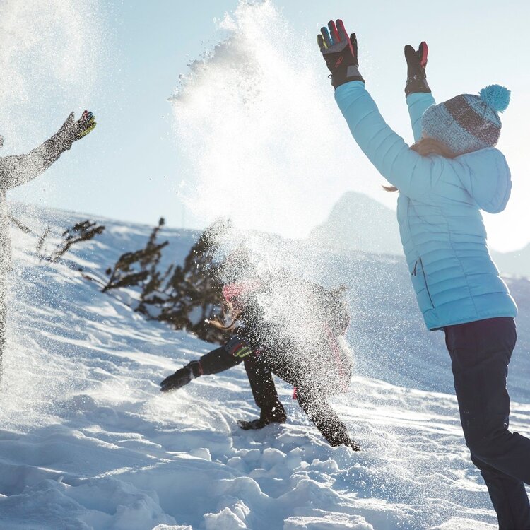 bambini giocano sulla neve sulle dolomiti primiero