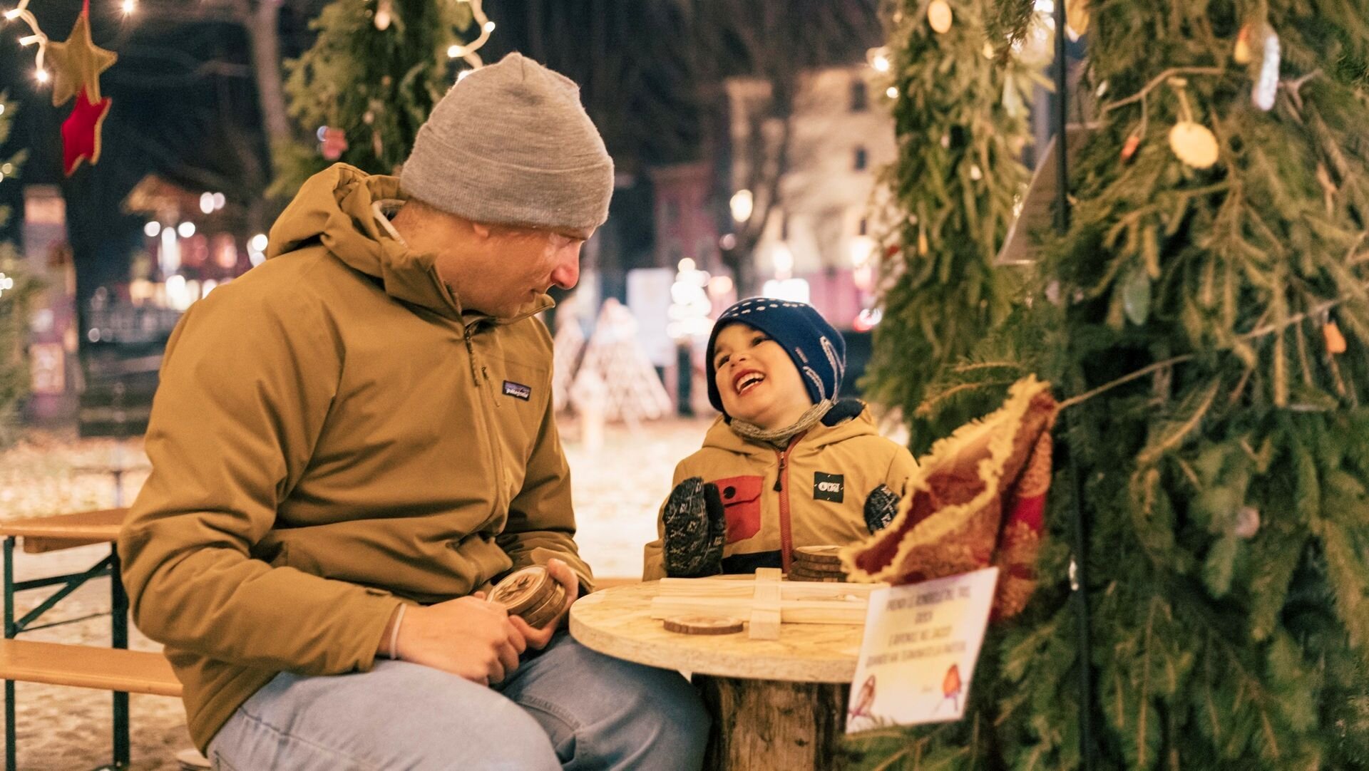 Papà e bambino si divertono al mercatino
