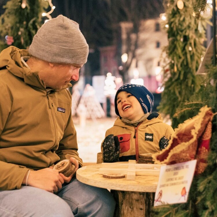 Papà e bambino si divertono al mercatino