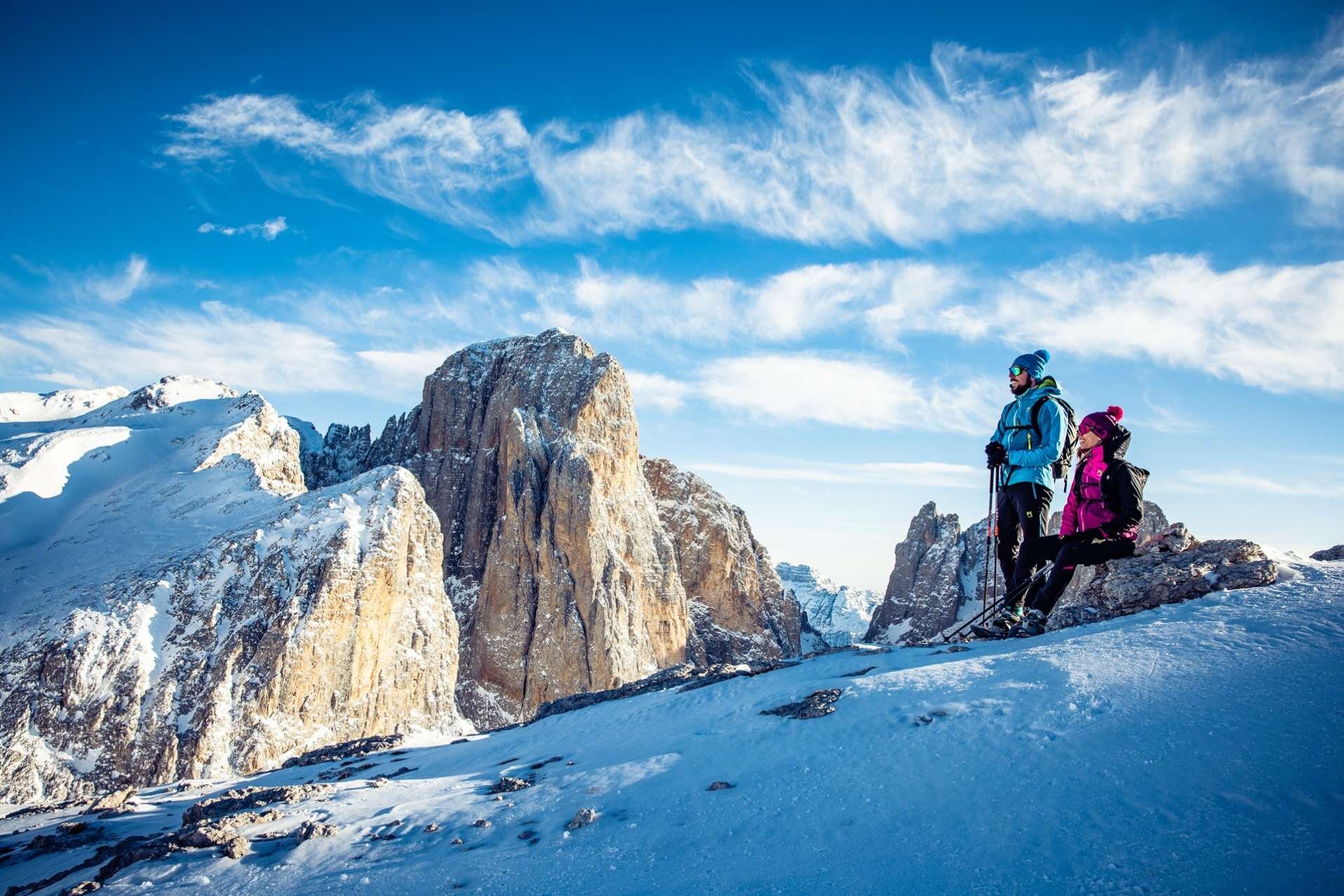 Una coppia ammira il paesaggio delle Pale di San Martino