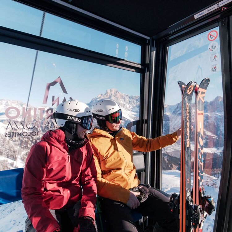 Coppia in funivia nella Ski Area San Martino di Castrozza e Passo Rolle