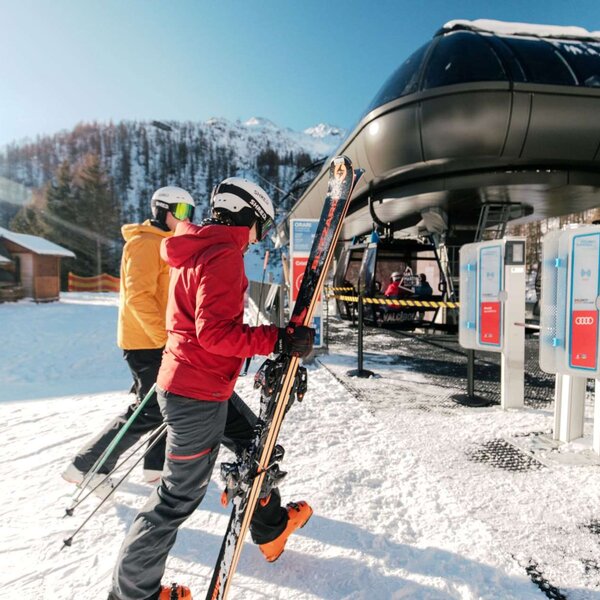 Sciatori prendono gli impianti di risalita nel Primiero