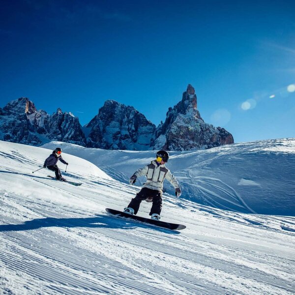 Discesa con lo snowboard sulle piste di San Martino di Castrozza