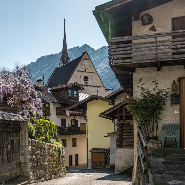 Centro storico di un borgo nel Primiero ad inizio della stagione primaverile