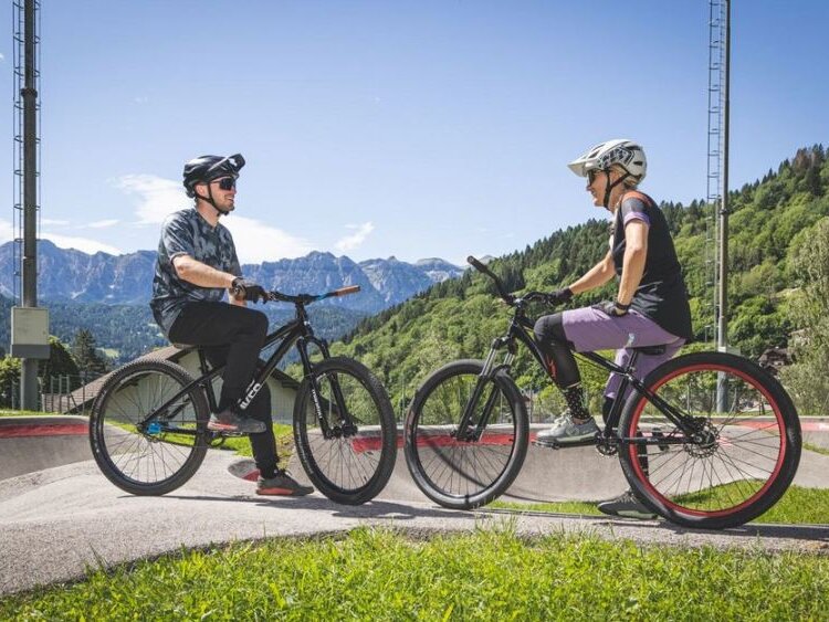Coppia di bikers nel pump track del Primiero