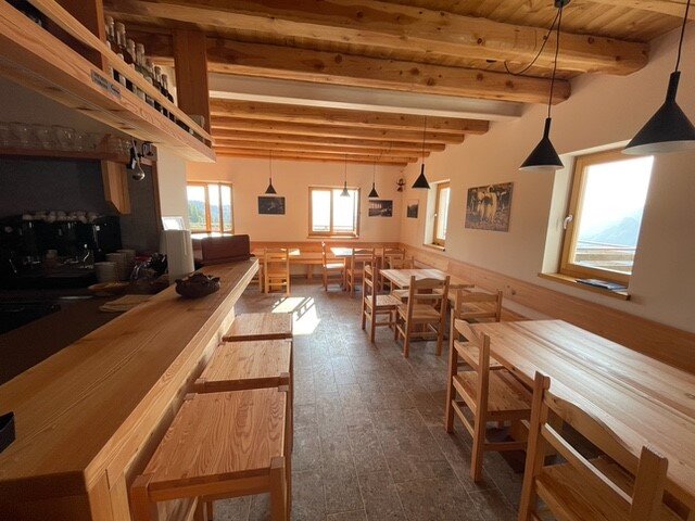 Interno del Rifugio Alpino Malga Cavallera
