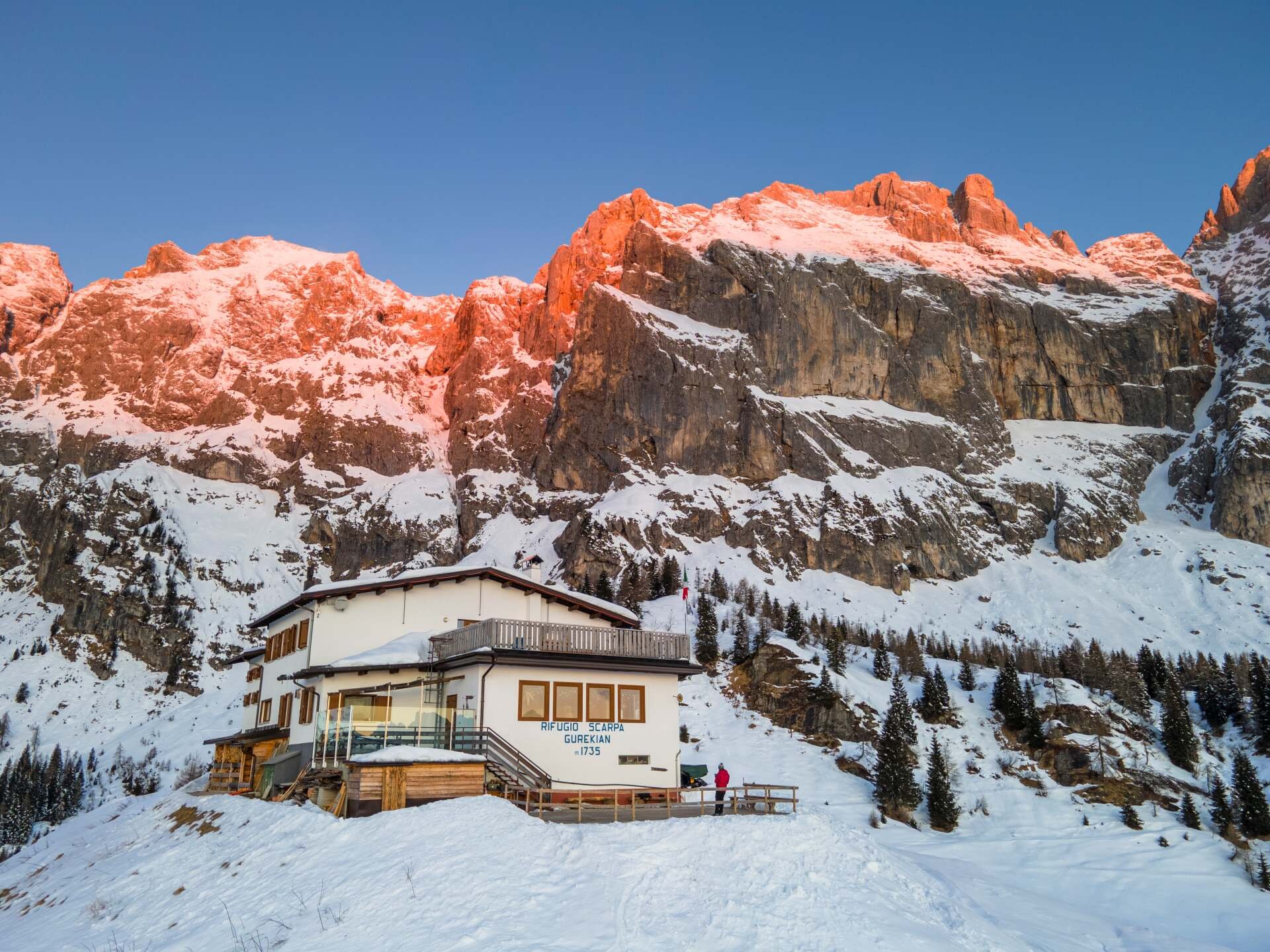 Rifugio Scarpa in inverno 