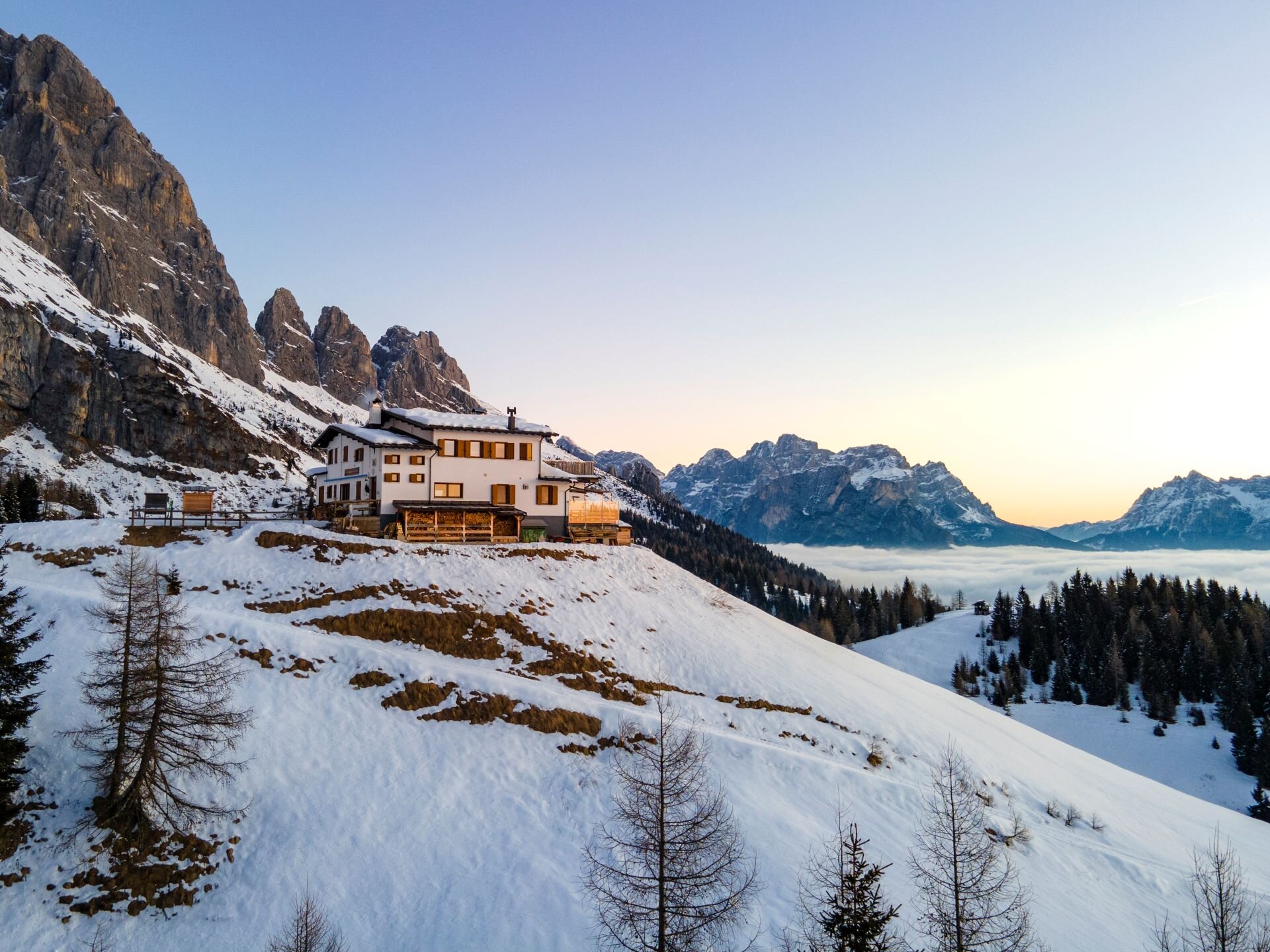 Rifugio Scarpa da lontano circondato da neve