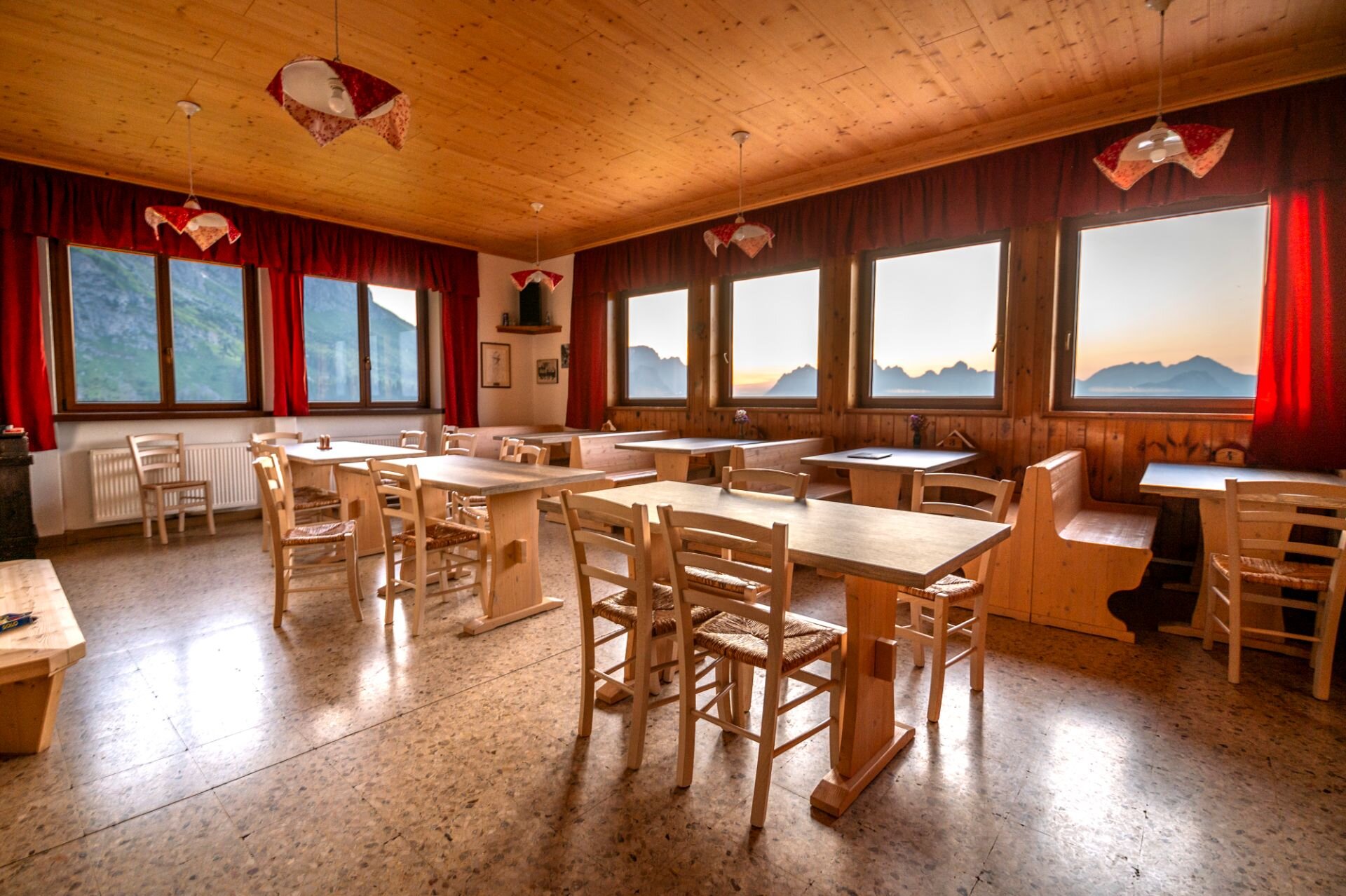 Interno ristorante Rifugio Scarpa