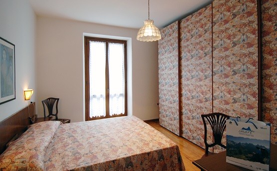 la porta finestra si affaccia sul balcone 