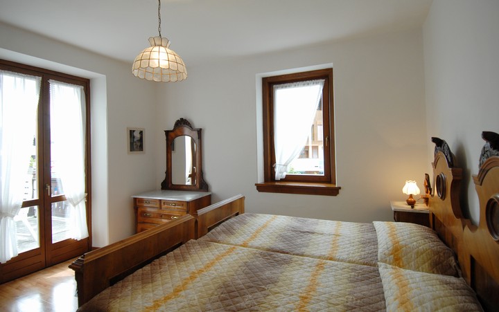 stanza spaziosa e luminosa con arredamento originale 